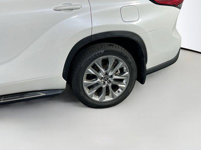 Photo of 2023 Wind Chill Pearl Toyota Highlander Hybrid