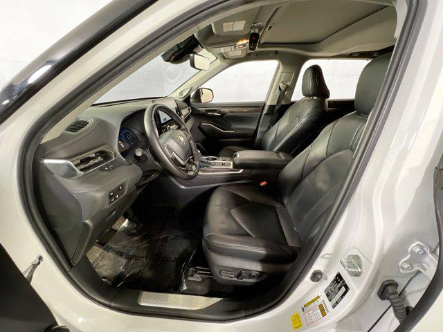 Photo of 2023 Wind Chill Pearl Toyota Highlander Hybrid