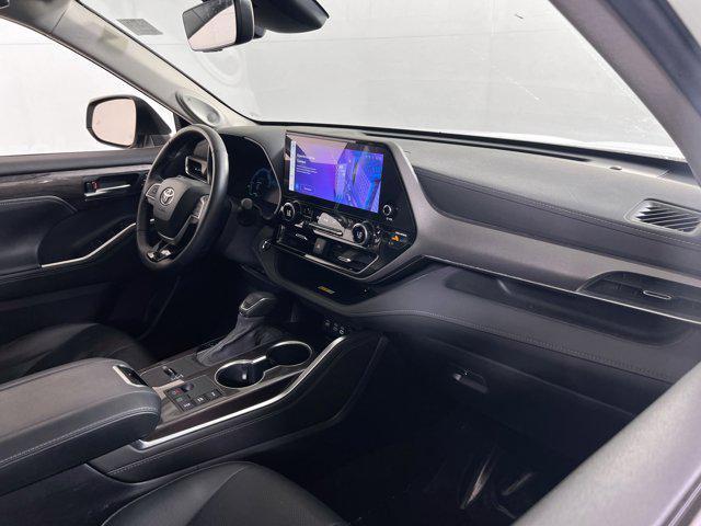 Photo of 2023 Wind Chill Pearl Toyota Highlander Hybrid