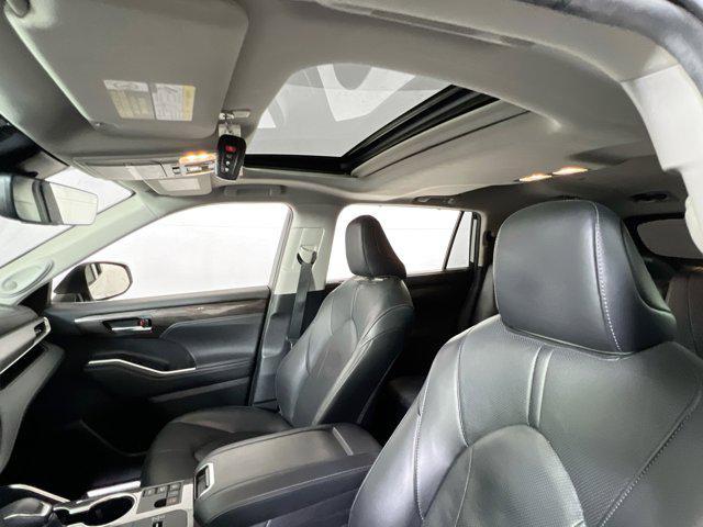 Photo of 2023 Wind Chill Pearl Toyota Highlander Hybrid