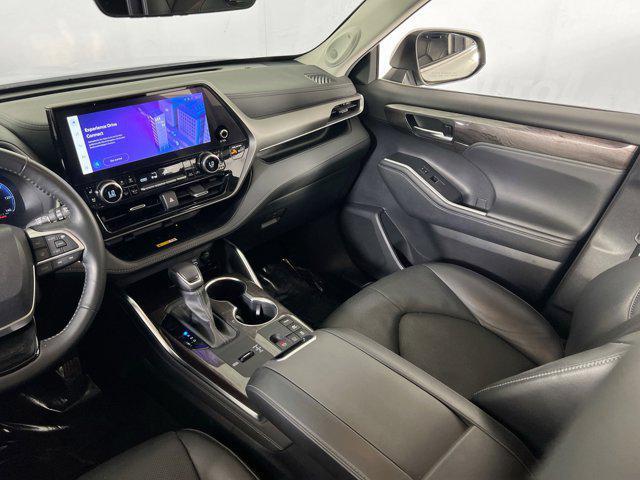 Photo of 2023 Wind Chill Pearl Toyota Highlander Hybrid