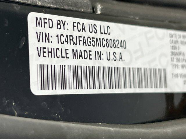 Photo of 2021 Diamond Black Crystal Pearlcoat Jeep Grand Cherokee