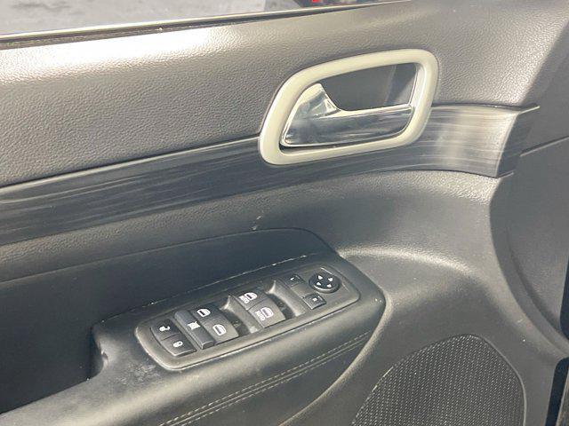 Photo of 2021 Diamond Black Crystal Pearlcoat Jeep Grand Cherokee