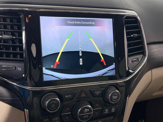 Photo of 2022 Bright White Clearcoat Jeep Grand Cherokee