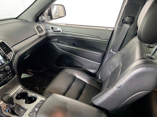 Photo of 2022 Diamond Black Crystal Pearlcoat Jeep Grand Cherokee