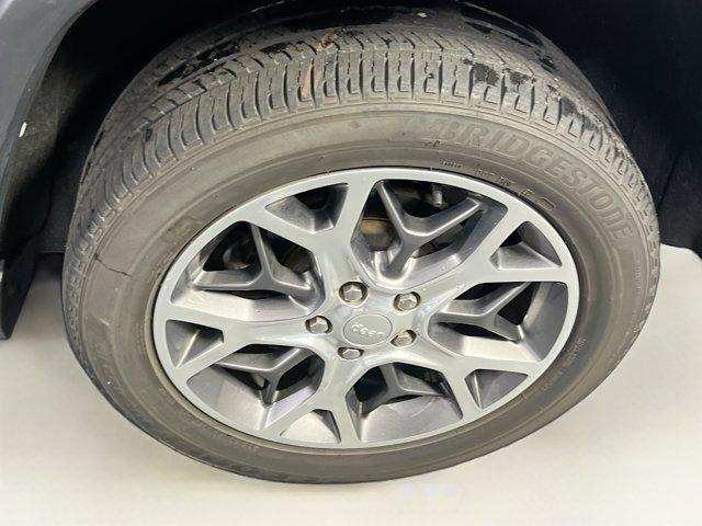 Photo of 2022 Diamond Black Crystal Pearlcoat Jeep Grand Cherokee