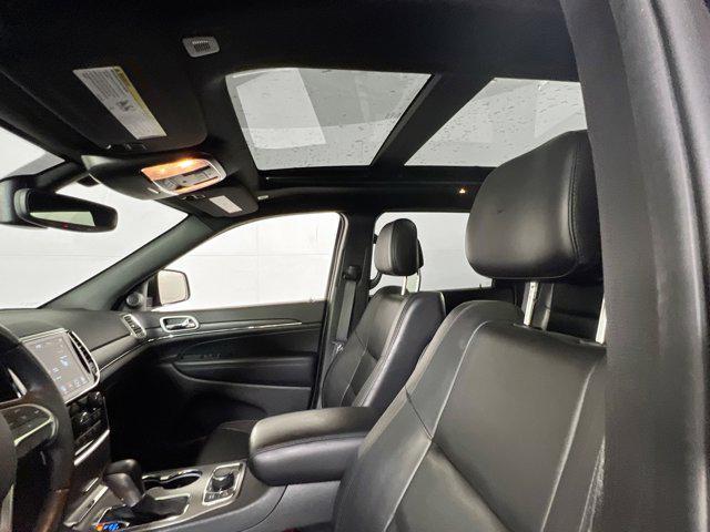Photo of 2022 Diamond Black Crystal Pearlcoat Jeep Grand Cherokee