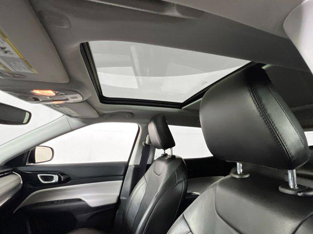 Photo of 2022 Diamond Black Crystal Pearlcoat Jeep Compass