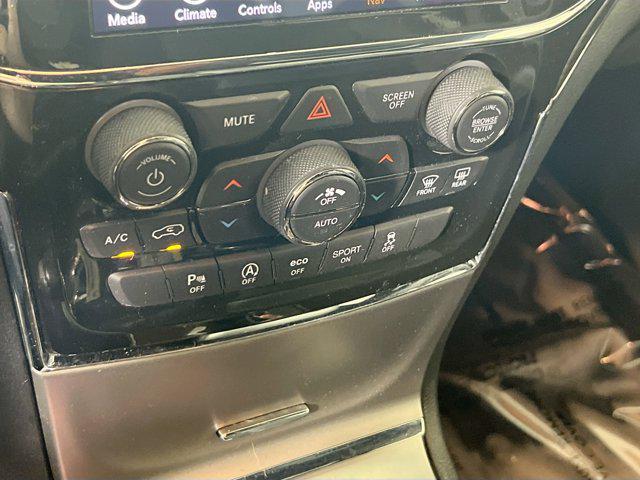 Photo of 2022 Bright White Clearcoat Jeep Grand Cherokee