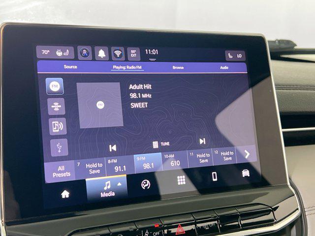 Photo of 2022 Diamond Black Crystal Pearlcoat Jeep Compass