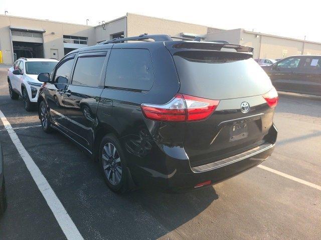 Photo of 2018 Midnight Black Metallic Toyota Sienna