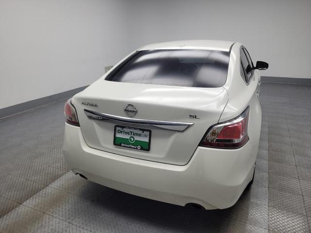 Photo of 2015 Pearl White Nissan Altima