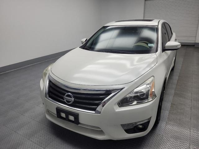 Photo of 2015 Pearl White Nissan Altima
