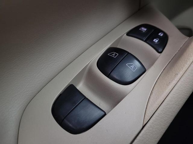 Photo of 2015 Pearl White Nissan Altima