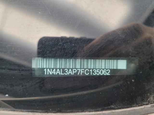 Photo of 2015 Pearl White Nissan Altima