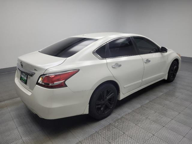 Photo of 2015 Pearl White Nissan Altima