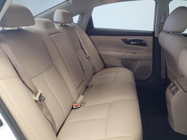 Photo of 2015 Pearl White Nissan Altima
