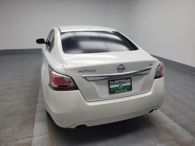 Photo of 2015 Pearl White Nissan Altima