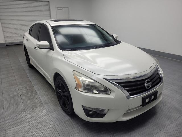 Photo of 2015 Pearl White Nissan Altima