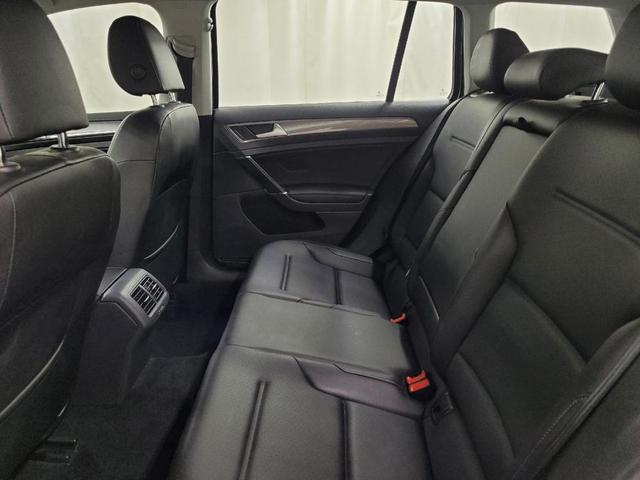 Photo of 2018 Deep Black Pearl Metallic Volkswagen Golf Alltrack