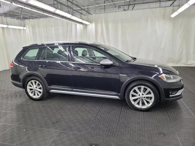 Photo of 2018 Deep Black Pearl Metallic Volkswagen Golf Alltrack