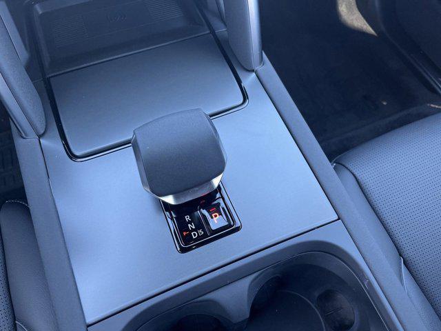 Photo of 2025 Eiger Grey Metallic Land Rover Discovery Sport
