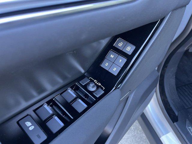Photo of 2025 Hakuba Silver Land Rover Range Rover Velar