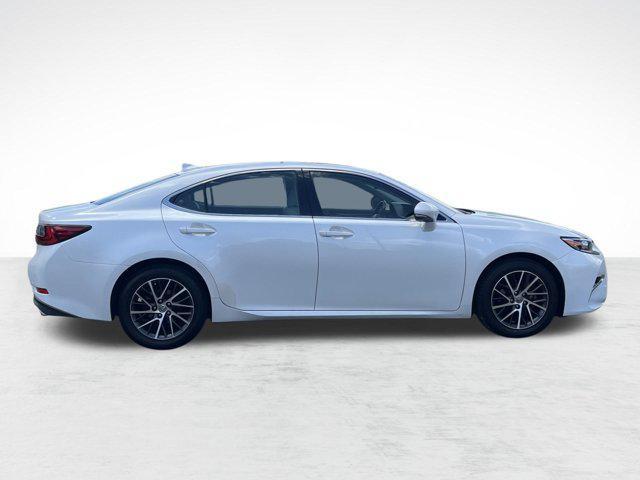 Photo of 2017 Eminent White Pearl Lexus ES 350