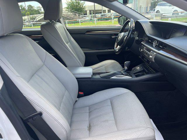 Photo of 2017 Eminent White Pearl Lexus ES 350