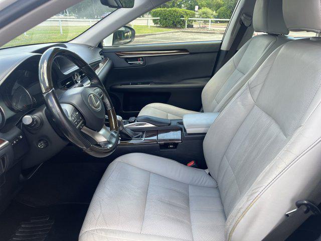 Photo of 2017 Eminent White Pearl Lexus ES 350