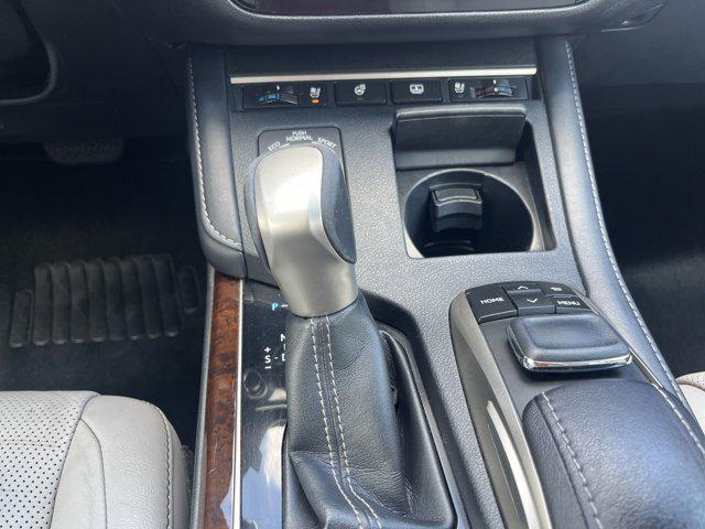 Photo of 2017 Eminent White Pearl Lexus ES 350