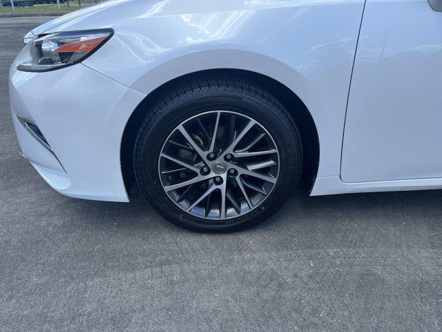 Photo of 2017 Eminent White Pearl Lexus ES 350