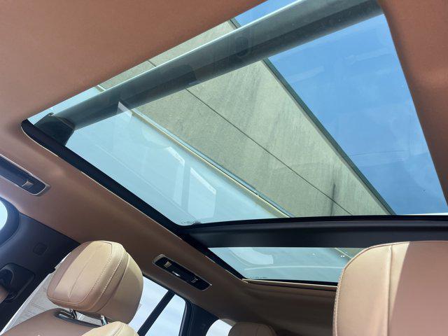 Photo of 2023 White Land Rover Range Rover