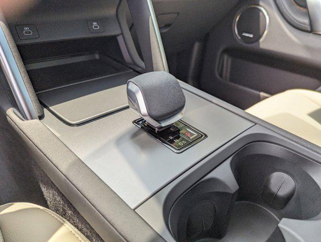 Photo of 2024 Fuji White Land Rover Discovery Sport