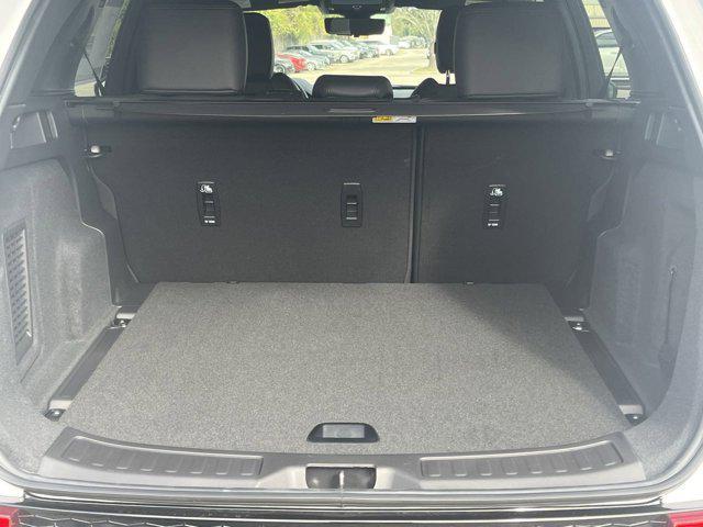 Photo of 2025 Ostuni Pearl White Premium Metallic Land Rover Discovery Sport