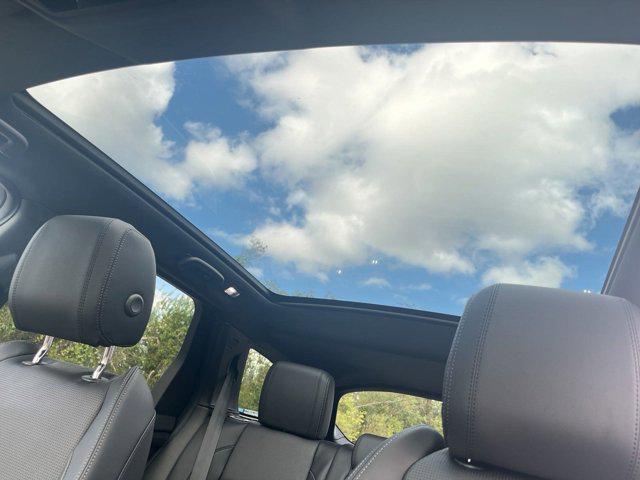 Photo of 2025 Ostuni Pearl White Premium Metallic Land Rover Discovery Sport