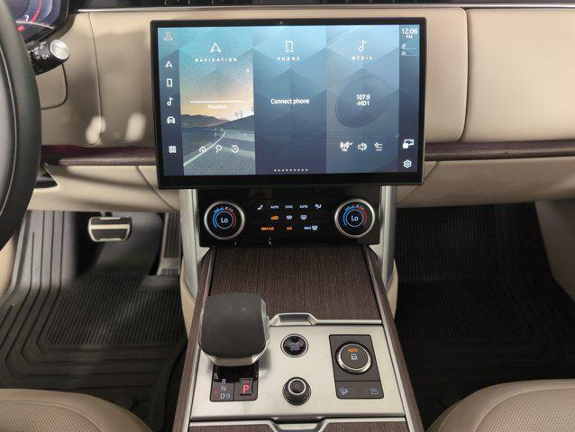 Photo of 2023 White Land Rover Range Rover