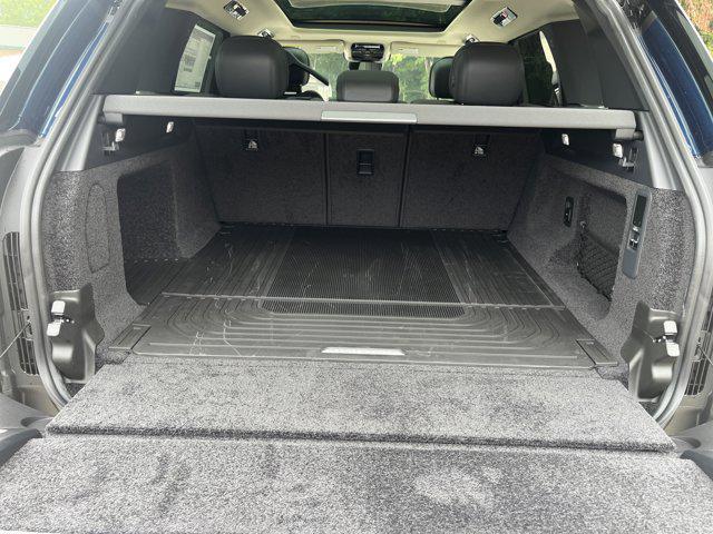 Photo of 2025 Petrolix Blue SV Bespoke Ultra Metallic Gloss Land Rover Range Rover