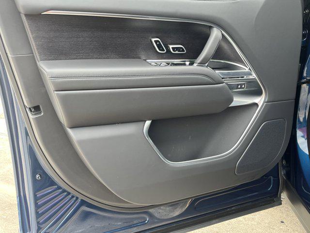 Photo of 2025 Petrolix Blue SV Bespoke Ultra Metallic Gloss Land Rover Range Rover