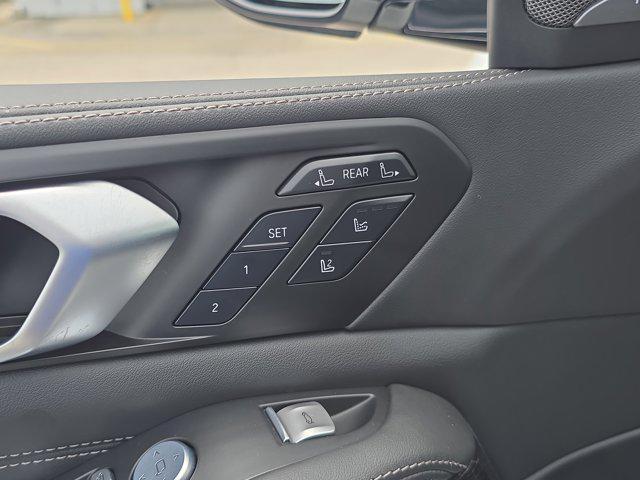 Photo of 2025 Alpine White BMW X7