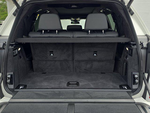 Photo of 2025 Alpine White BMW X7