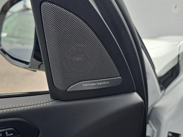 Photo of 2025 Alpine White BMW X7