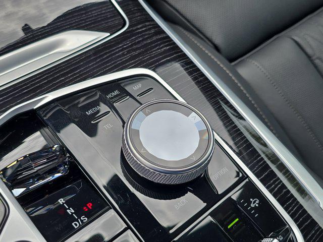 Photo of 2025 Alpine White BMW X7