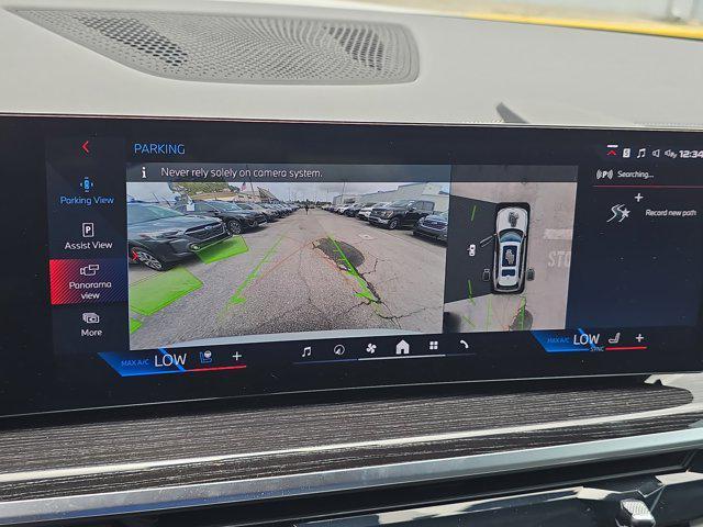 Photo of 2025 Alpine White BMW X7
