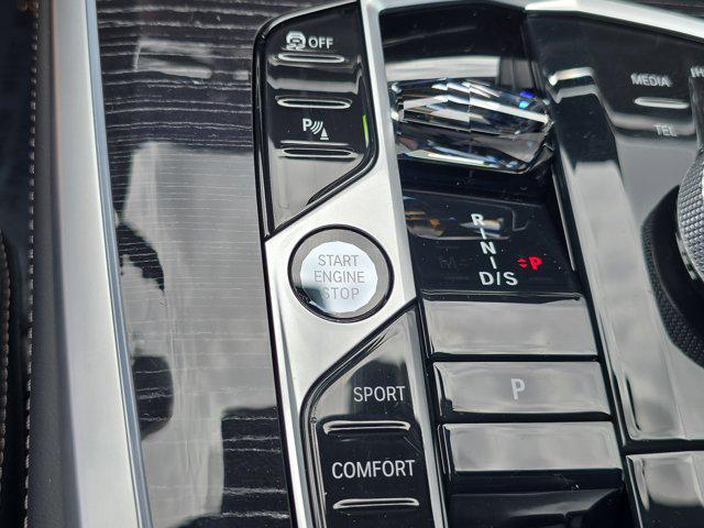 Photo of 2025 Alpine White BMW X7