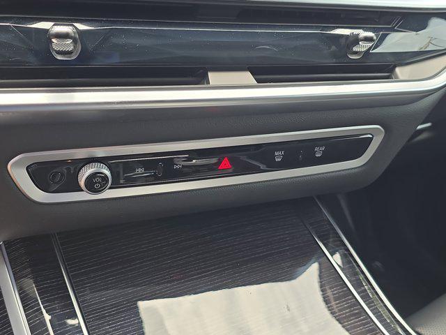 Photo of 2025 Alpine White BMW X7