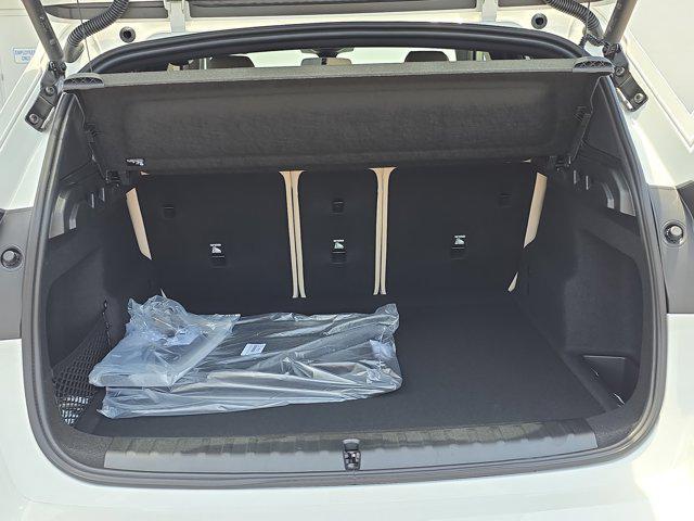 Photo of 2025 Alpine White BMW X1