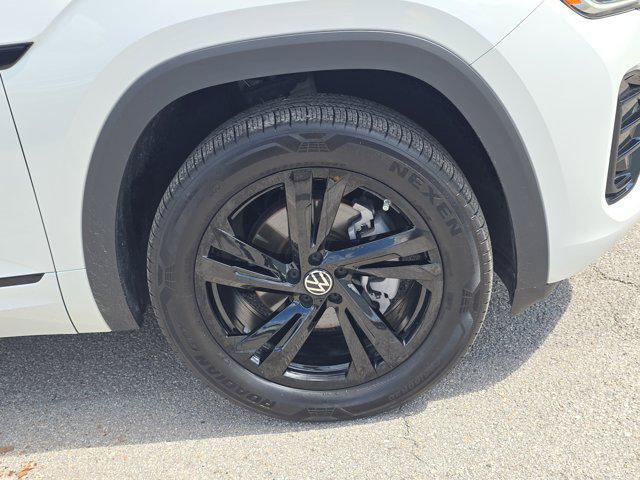 Photo of 2025 Opal White Pearl Volkswagen Atlas Cross Sport