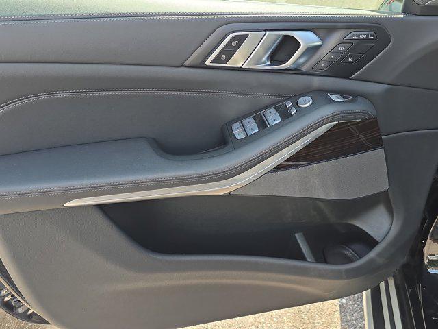 Photo of 2024 Black Sapphire Metallic BMW X7
