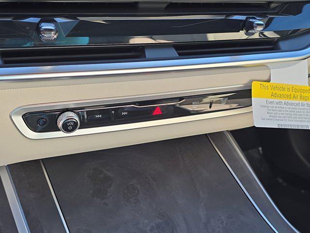 Photo of 2026 Alpine White BMW X7